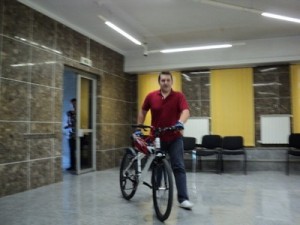 Daniel-Prorociuc-pe-bicicleta-la-sedinta-CL-Suceava-29.05-2