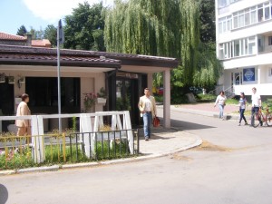 procuror ieşind din pub-ul Deliri