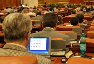 parlamentari-pe-laptop-300x204
