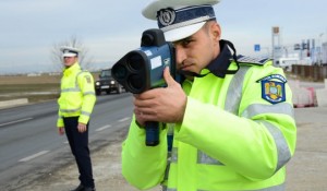 politie cu radar cu laser- pistol la Suceava