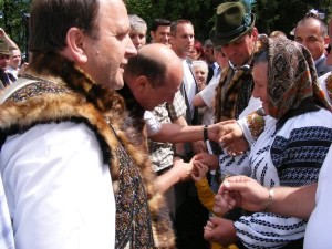 basescu la hora bucovinei 2009