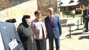 ciolos si premierul poloniei la manastire (2)
