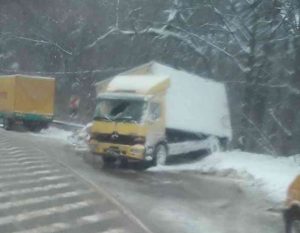 Un camion a derapat la Ilișești. Foto: Facebook